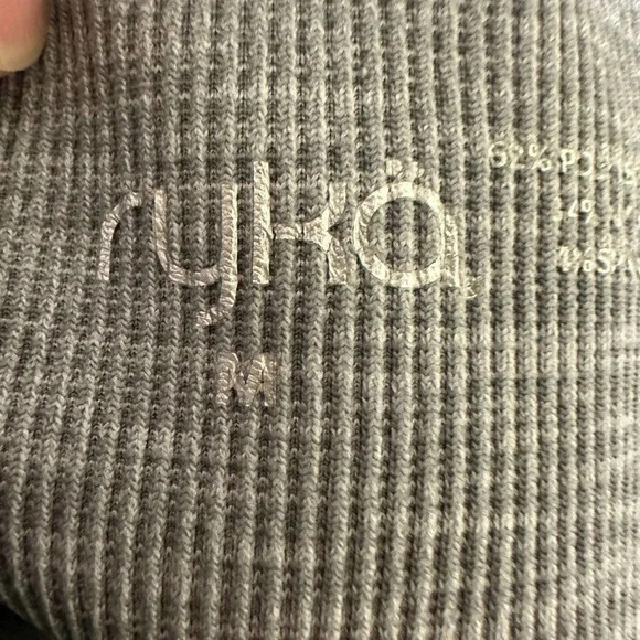 Ryka women’s cropped ribbed compression leggings. Size medium - Picture 3 of 5